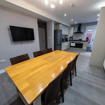 In - Stylish With Private And Facilities * Бристоль